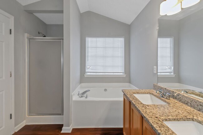 Building Photo - Spacious Home in Prime Location