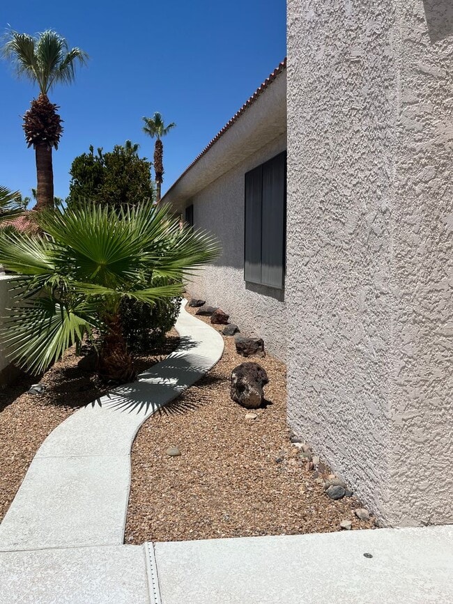 Building Photo - 3 Bed, 2 Bath in Gated Community with Lake...