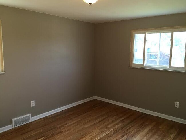 Building Photo - **********Gorgeous Scott Township 3-Bed/1....