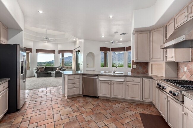 Catalina Foothills 4 bedroom 4 bath Home located in prestigious Canyon Ridge. 270-degree VIEWS! - 4667 N Rocky Crest Plz