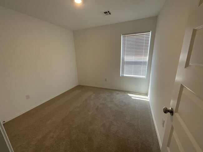 Building Photo - 2022 Meadow Ln
