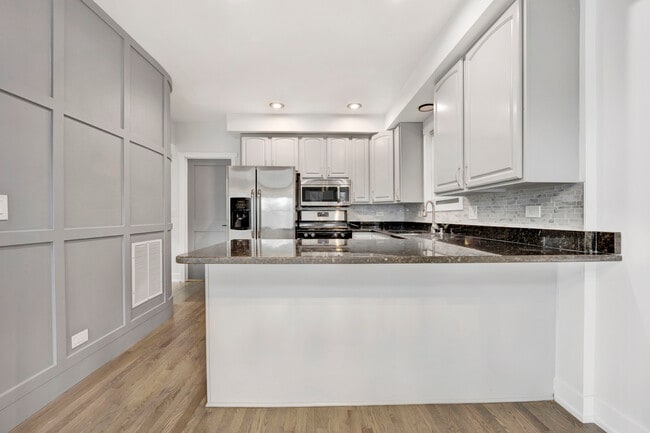 Building Photo - 3316 N Damen Ave