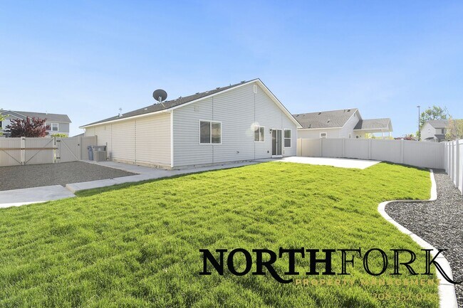 Building Photo - Your Next Nampa home Nestled Near Convenience and Near Country Outskirts