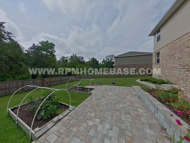 Building Photo - Spacious 5-Bedroom Home with Flexible Livi...