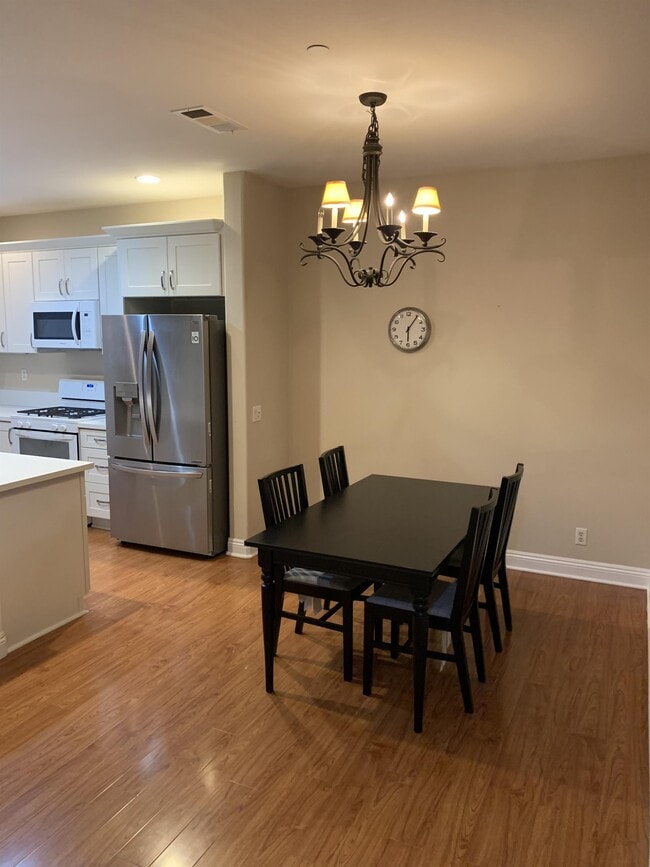 Building Photo - 281 Camphor Pl