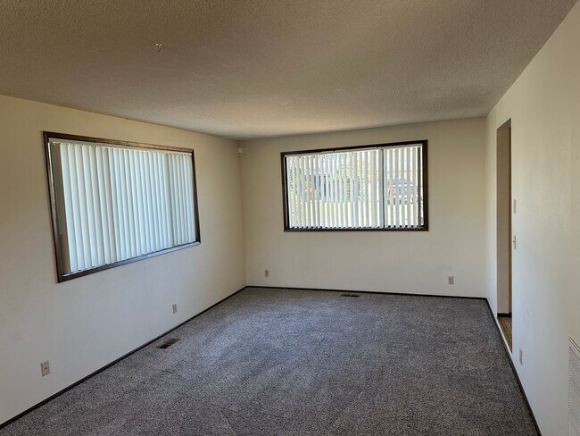 Building Photo - Large 3 bedroom 2.5 bath duplex with a gar...
