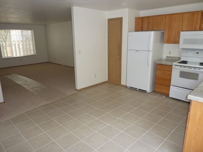 Building Photo - Spacious Townhome Nestled Down Private Drive