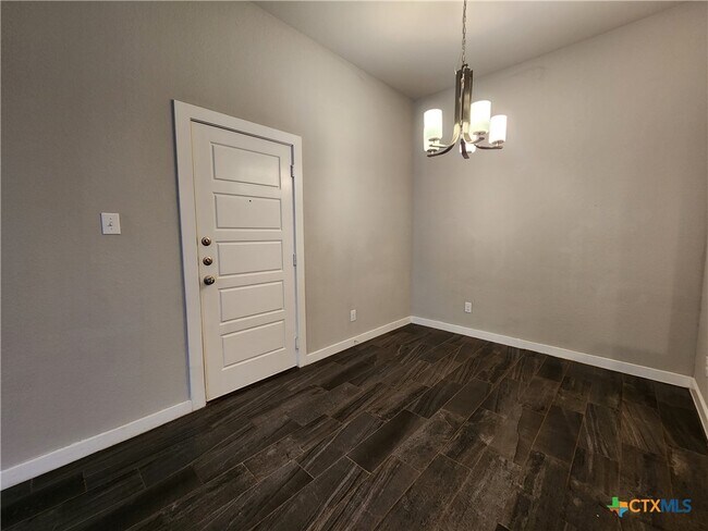 Building Photo - 546 Creekside Frst