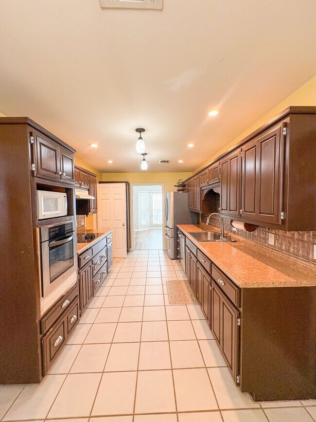 Building Photo - 1221 Walden St