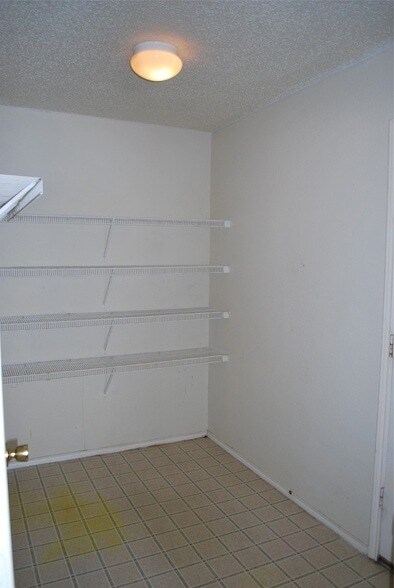 Building Photo - 2200 Lookout Ln