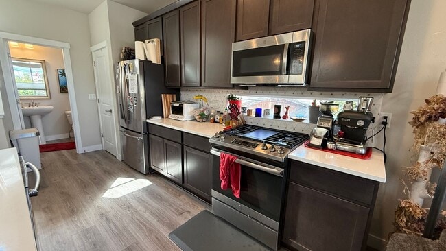 Building Photo - Upscale Furnished 2BR Townhouse in Downtow...