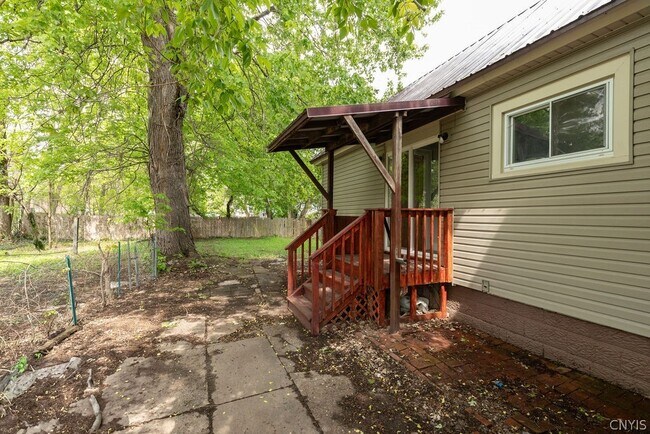 Building Photo - 122 Putnam St