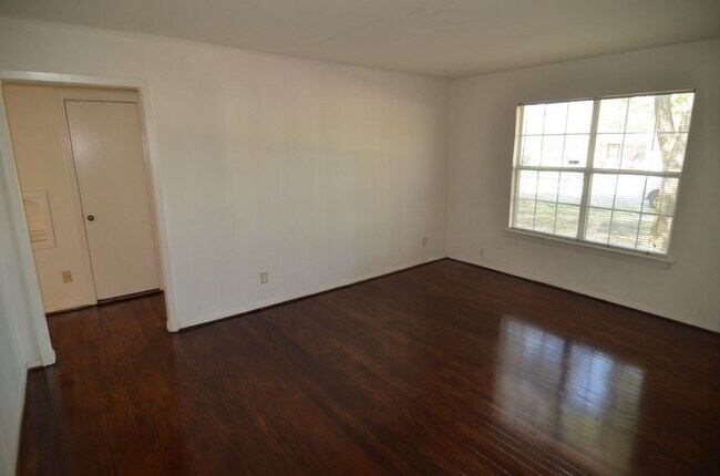Building Photo - 700 Grande Dr