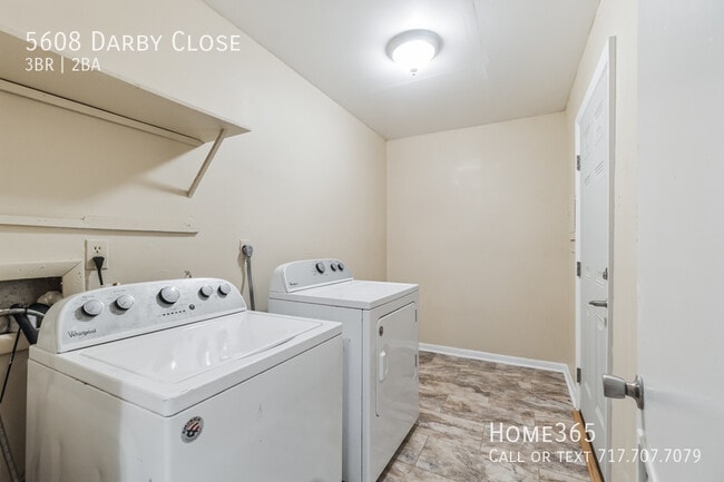 Building Photo - Incredible 3 Bedroom 2 Bedroom Townhouse O...
