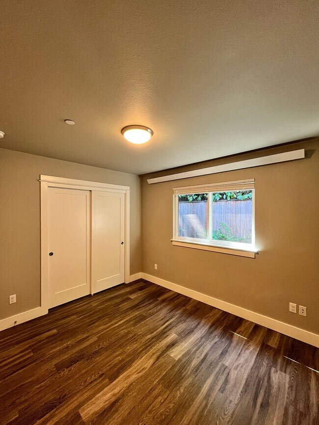 Building Photo - Large 3 Bedroom 2 Bathroom! In-Unit Washer...
