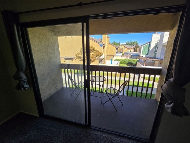 Building Photo - Fantastic 4 Bed, 3 Bath condo!