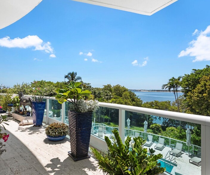 Building Photo - 2127 Brickell Ave