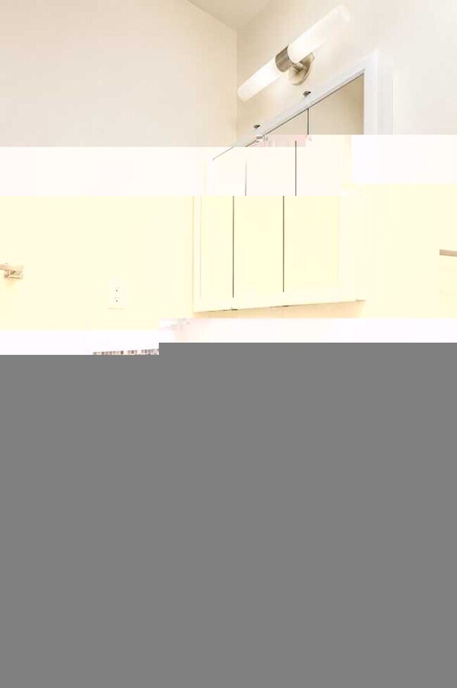 Building Photo - North Beacon Hill 1 Bedroom Apartment for Rent | Beacon Hill Light Rail Access, Balcony, Hardwood...