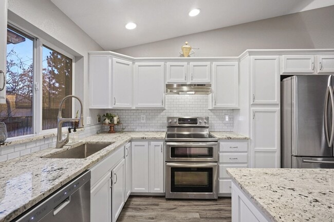 Building Photo - Beautifully Updated Home Near Dry Canyon Trailhead