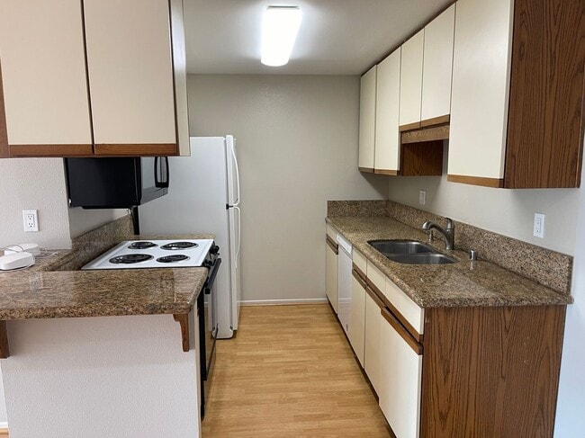 Building Photo - 412 N Bellflower Blvd