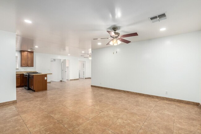 Building Photo - 1100 W 12th St