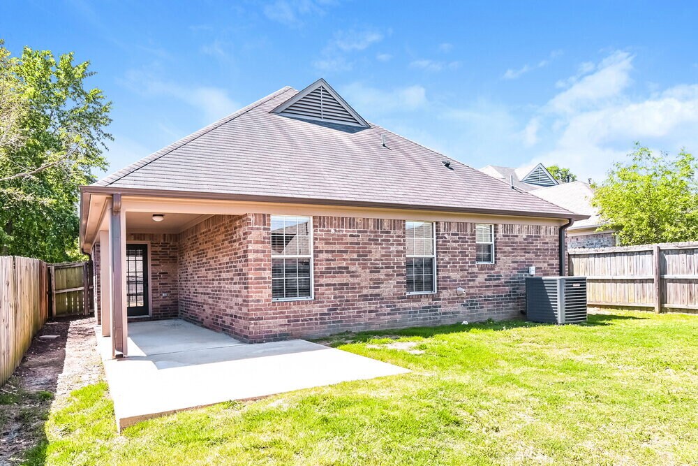 Building Photo - 9892 Southern Oak Way