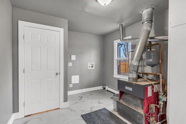 Building Photo - 2072 Oriole Rd