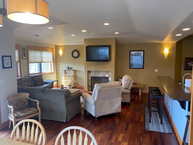 Building Photo - 2 bedroom Whitefish Condo with views and walking distance to City Beach!