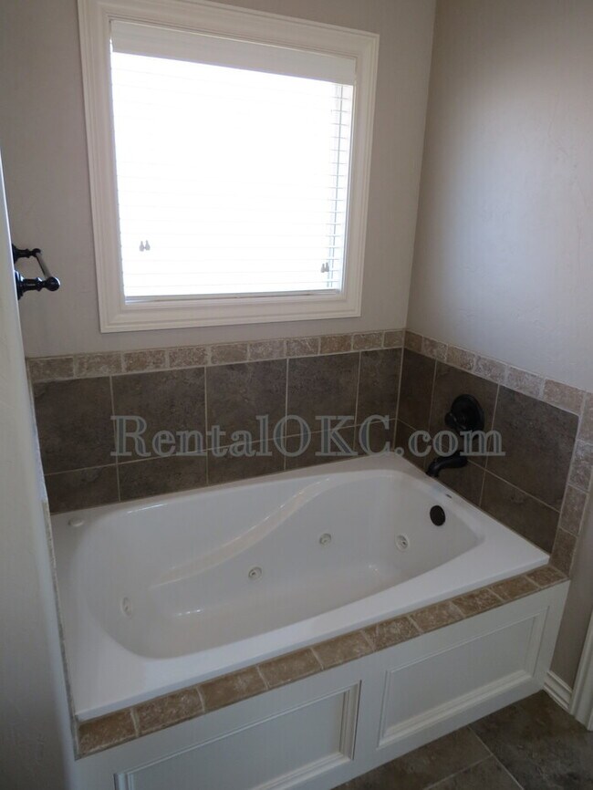 Building Photo - Stunning 3 Bed/2 Bath with office with bea...