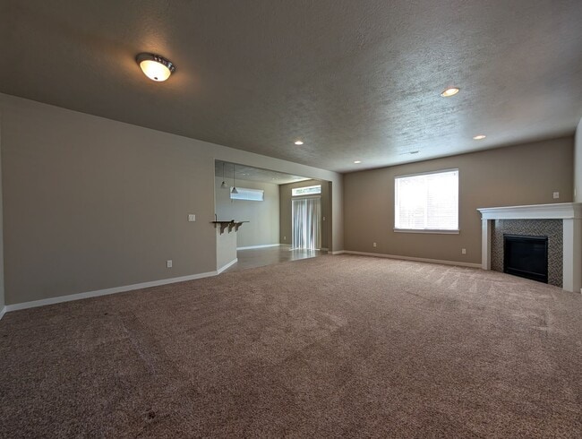 Building Photo - Beautiful 3-Bedroom, 2.5-Bath Home In the ...