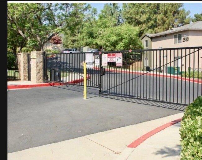 Building Photo - 2560 Avenida Del Vista