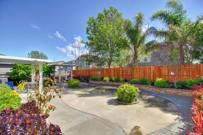 Building Photo - 4 Bedroom / 3 Bathroom Home in Elk Grove – Bedroom & Full Bath Downstairs SEE VIDEO