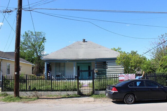 Building Photo - 713 Sabine St