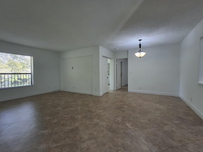 Building Photo - 4017 Carambola Cir N