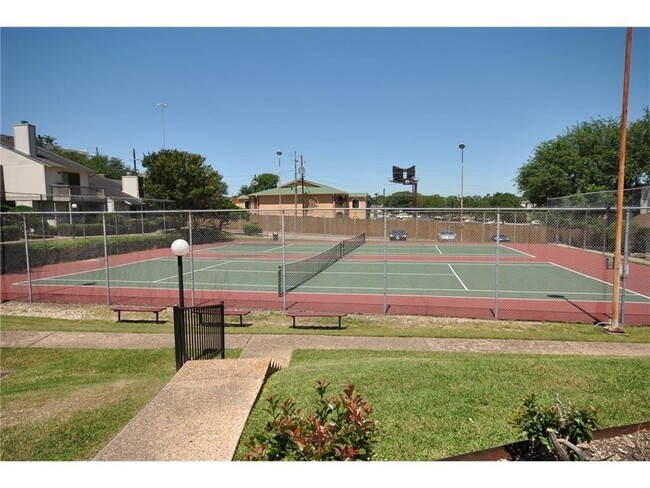 Building Photo - 1703 Timberwood Dr