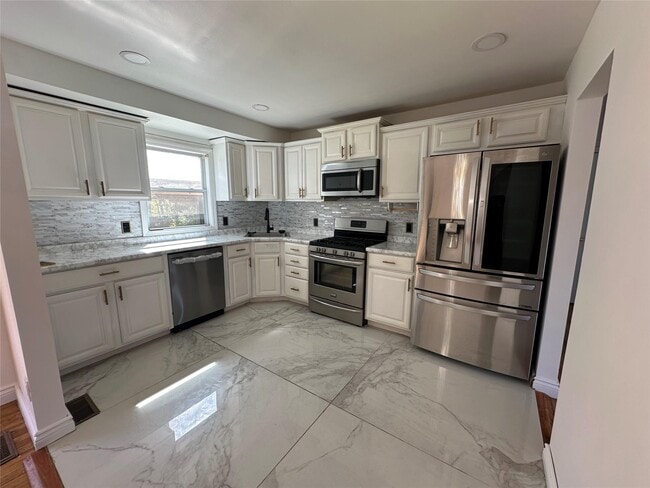 Building Photo - 14 Somers Ln