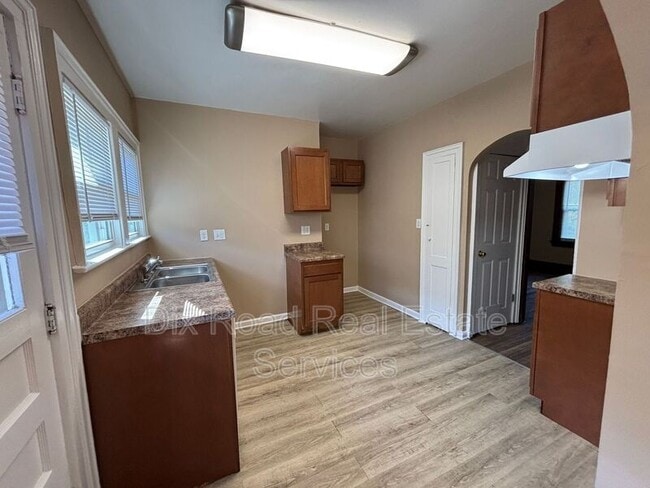 Building Photo - 307 N E St