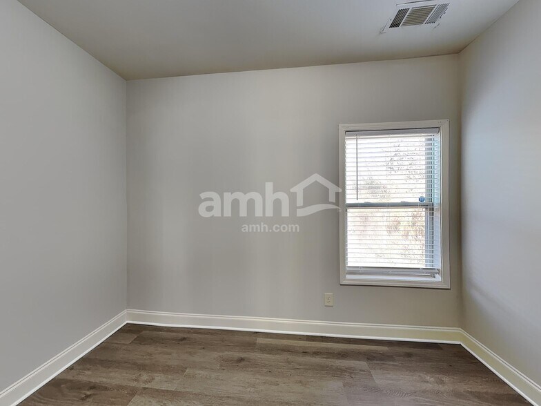 Building Photo - 414 Strawberry Walk