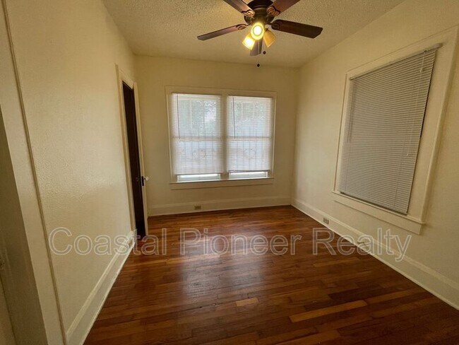 Building Photo - 4015 N Seminole Ave