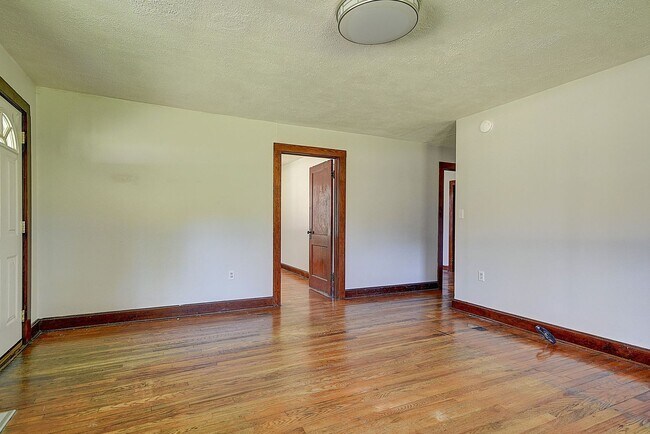 Building Photo - 1504 Bristol Caverns Hwy