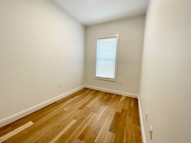 Building Photo - 309 Chelsea St