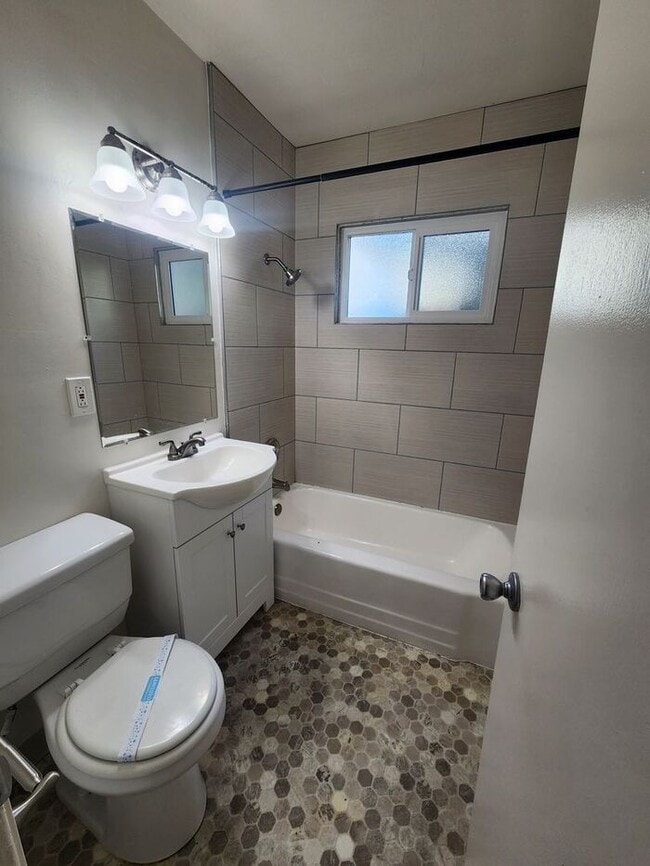 Building Photo - Spacious 2BR Duplex For Rent with a private patio/yard. Close to Sail Bay