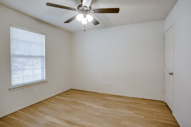 Building Photo - Spacious 3/2/2 Duplex!