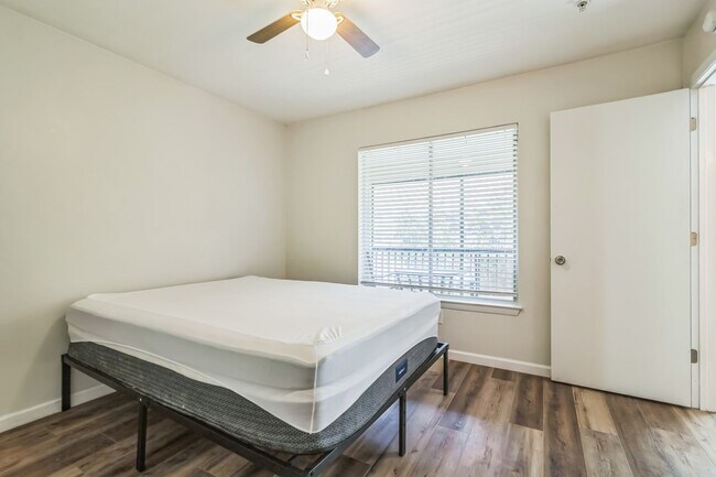 Building Photo - Furnished 4/4 University Terrace