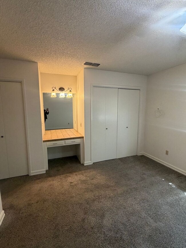 Building Photo - Charming 3 bedroom 2 bathroom home located in Hanford