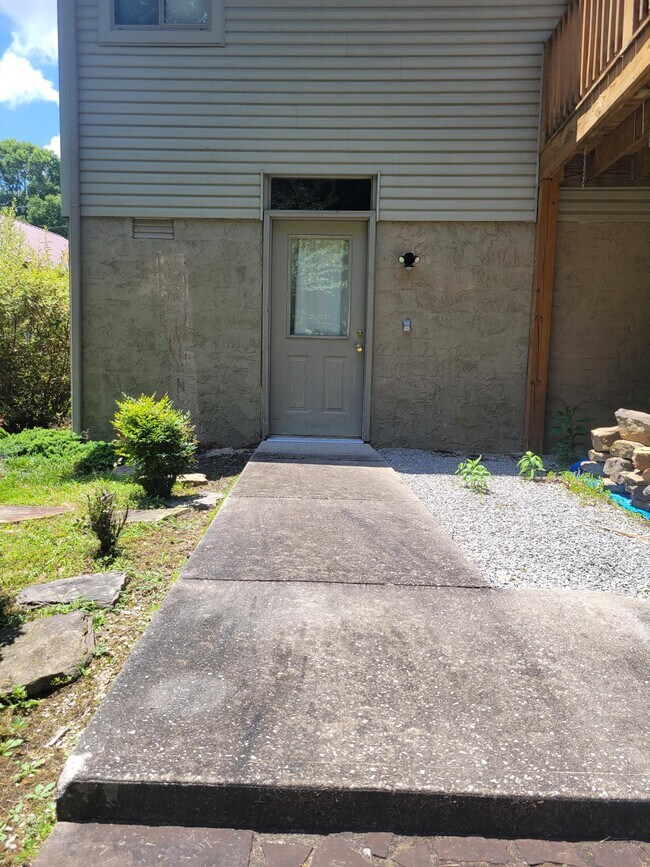 Building Photo - 456 Snead Dr