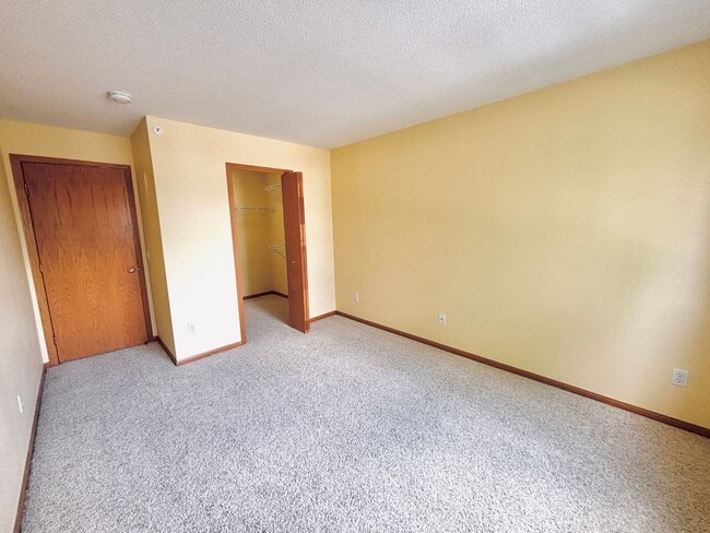 Building Photo - 2 Bedroom Townhome Nestled in The Heart of...