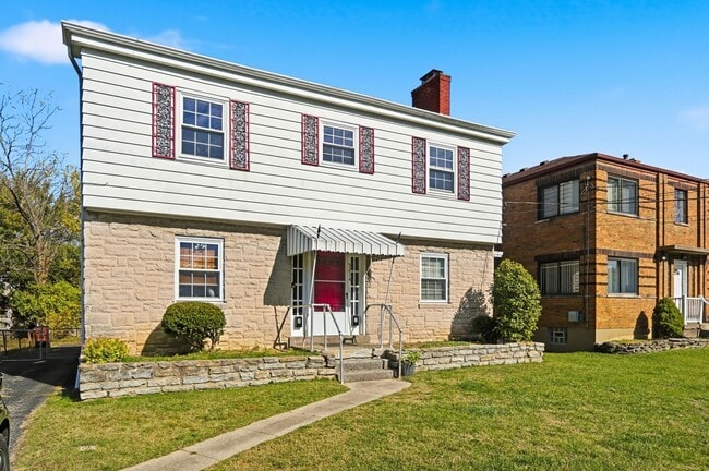 Building Photo - Charming Covedale Duplex
