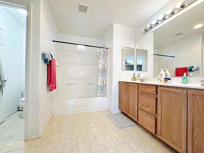 Building Photo - 3 BEDROOM + LOFT HOME IN GATED COMMUNITY I...