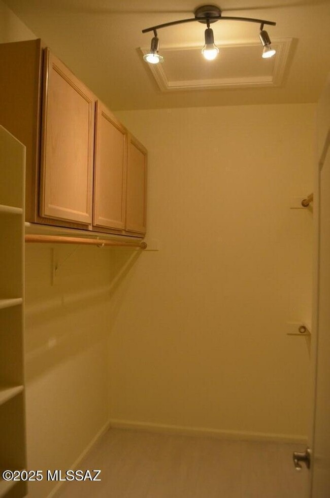 Building Photo - 942 S Suncove Dr